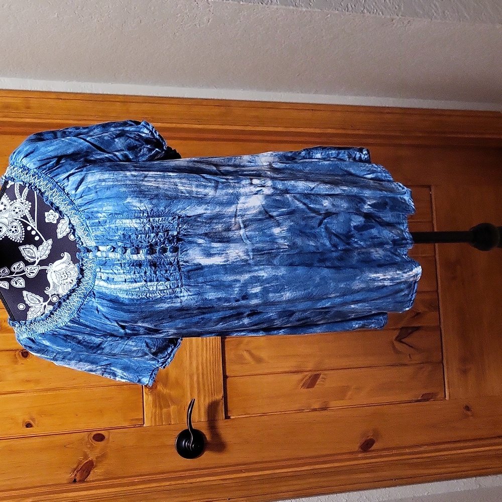 EUC Blue and white blouse. Size Large